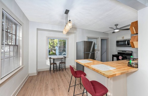 Lyndhurst House | Lovely 2-bedroom house in Cleveland w ac