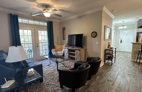 Four Corners Condo | Lovely 2-bedroom king size bed condo W/pool