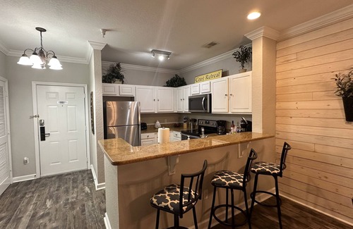 Four Corners Condo | Lovely 2-bedroom king size bed condo W/pool