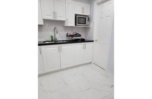 Streetsville Apartment | Lovely 2-Bedroom Rental Unit in Streetsville.