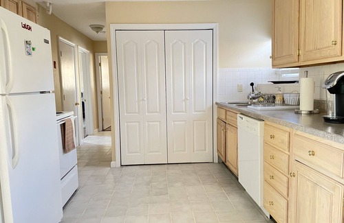 Cranston Apartment | Lovely 2-bedroom rental unit w/free parking