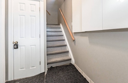 Hamilton Apartment | Lovely 2-Bedroom Suite with King Bed and Fast Wifi