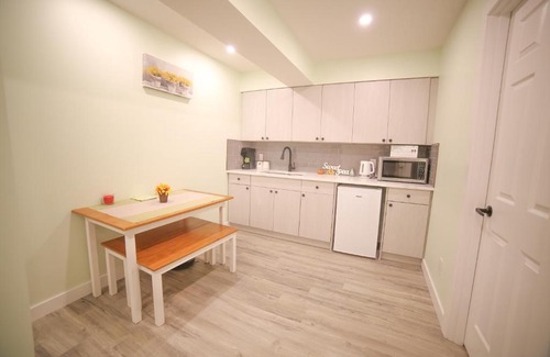 Springbank Hill House | Lovely 2-bedroom suite with private entrance