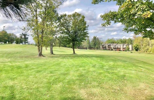Hill City Apartment | Lovely 2-bedroom villa on The Hills Golf Course