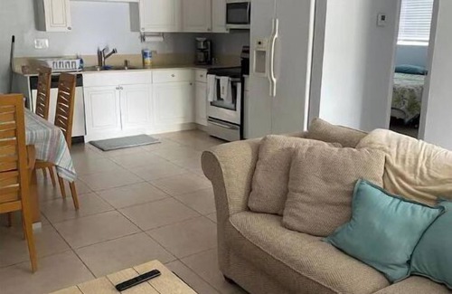 Jupiter House | Lovely 2 Bedroom with a Pool