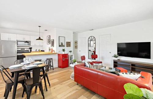 Sailboat Bend House | Lovely 2 BR condo with free parking on premises