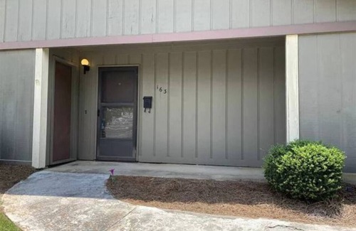 Warner Robins Condo | Lovely 2-BR Condo/3mi from Aviation Museum