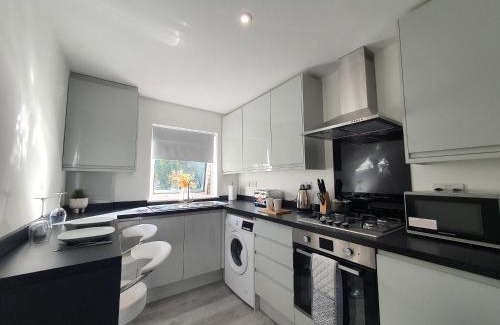Biggleswade Apartment | Lovely 2 - Cozy Retreat Modern 2-Bedroom Flat in Bedfordshire with Fully-Equipped Kitchen and Relaxing Living Space