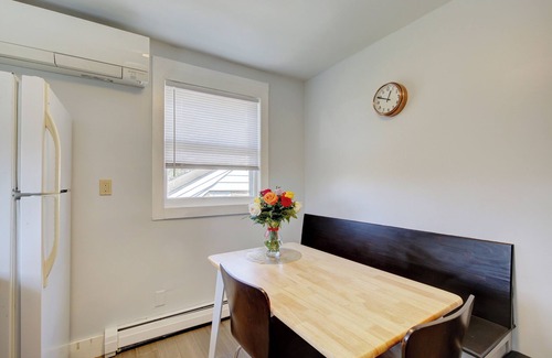 Kingston Stockade District House | Lovely 2 queen size bedroom apt one block from Rough Draft and Uptown Kingston