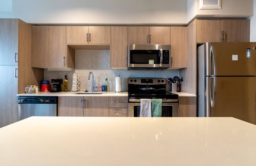 Crystal City Condo | Lovely 2B King Bed l Pool Gym l Near DC/Metro/Mall