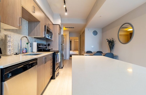 Crystal City Condo | Lovely 2B King Bed l Pool Gym l Near DC/Metro/Mall