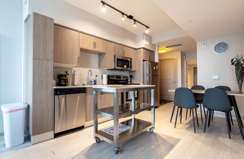 Crystal City Condo | Lovely 2B King Bed l Pool Gym l Near DC/Metro/Mall