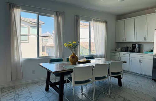 Henderson House | Lovely 2B2B Townhouse in SuperB Location in Henderson