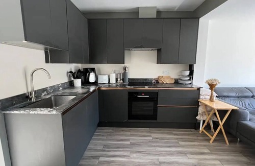 Palmers Green Apartment | Lovely 2BD Flat with Private Garden - Bounds Green