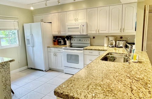 Pompano Beach Apartment | Lovely 2BED 2BA Apartment with pool near the beach