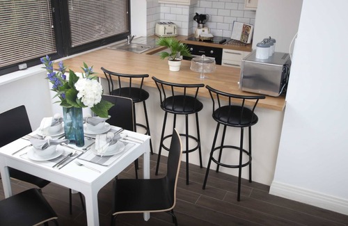 Watford Town Centre Apartment | Lovely 2Bedroom/2Bathroom Flat with FREE WIFI and Parking