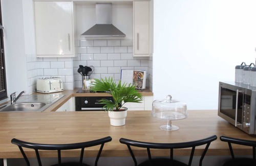 Watford Town Centre Apartment | Lovely 2Bedroom/2Bathroom Flat with FREE WIFI and Parking