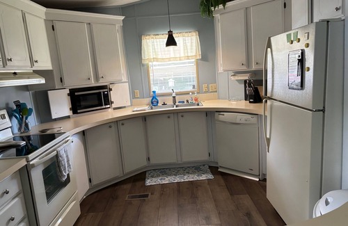 Silver Lake House | Lovely 2BR/2BA in Silver Lake of The Villages w/Golf Cart