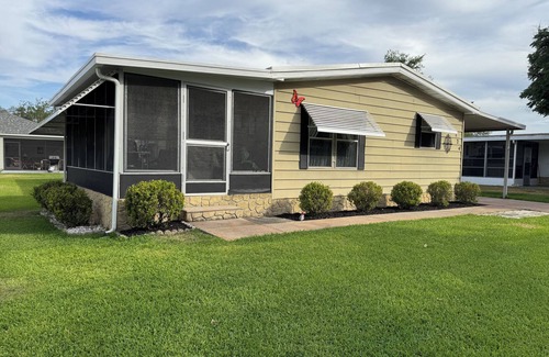 Silver Lake House | Lovely 2BR/2BA in Silver Lake of The Villages w/Golf Cart