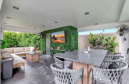 Lake Ridge House | Lovely 2BR 2BA Modern Flat with Vibrant Backyard