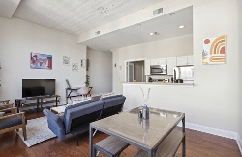 West Poplar Apartment | Lovely 2BR + Gym + Free Parking | Newbold Apt