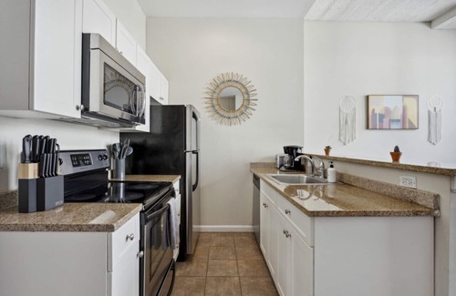 West Poplar Apartment | Lovely 2BR + Gym + Free Parking | Newbold Apt
