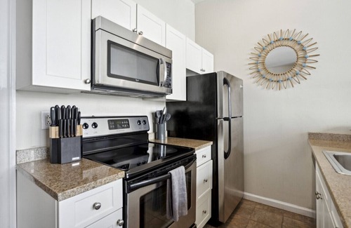 West Poplar Apartment | Lovely 2BR + Gym + Free Parking | Newbold Apt