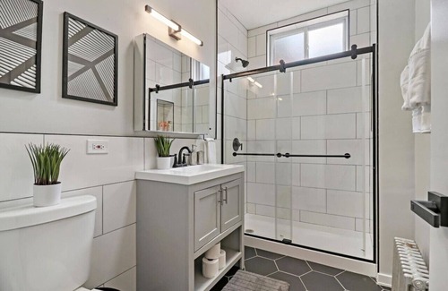 Rogers Park Apartment | Lovely 2BR Rogers Park Home with Equipped Kitchen