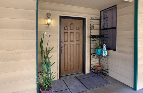 Verdugo Viejo Condo | Lovely 2BRDM Suite with Pool & Parking, Glendale