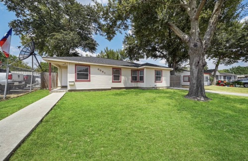 Houston House | Lovely 3/1-Bedroom vacation home