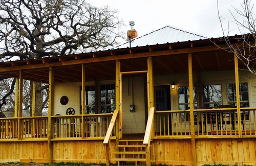 Golinda House | Lovely 3/2 farmhouse 15 minutes from Baylor