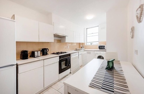 Lancaster Gate Apartment | Lovely 3 bed apartment by Hyde Park