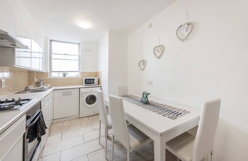 Lancaster Gate Apartment | Lovely 3 bed apartment by Hyde Park