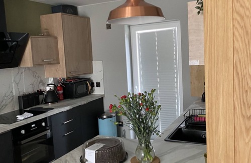 East Pilton Apartment | Lovely 3 bed, garden Jacuzzi, driveway, free Wifi, close Airport and centre