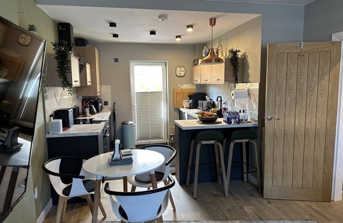 East Pilton Apartment | Lovely 3 bed, garden Jacuzzi, driveway, free Wifi, close Airport and centre