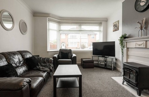 Ellesmere Port House | Lovely 3 Bed Home in Ellesmere Port - With Parking