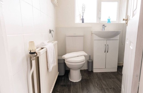 Ellesmere Port House | Lovely 3 Bed Home in Ellesmere Port - With Parking