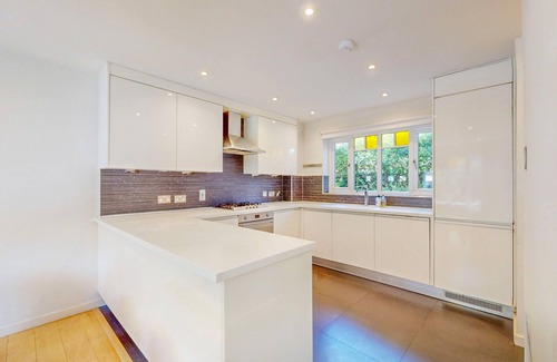 West Hill House | Lovely 3 Bed W/Patio 5 Min Walk to Bus Stops