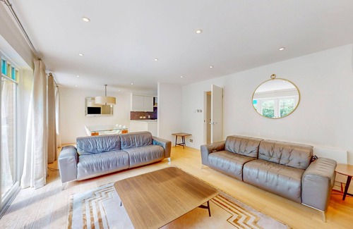 West Hill House | Lovely 3 Bed W/Patio 5 Min Walk to Bus Stops
