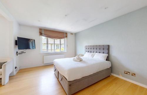 West Hill House | Lovely 3 Bed With Patio 5 Min Walk to Bus Stops