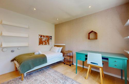West Hill House | Lovely 3 Bed With Patio 5 Min Walk to Bus Stops