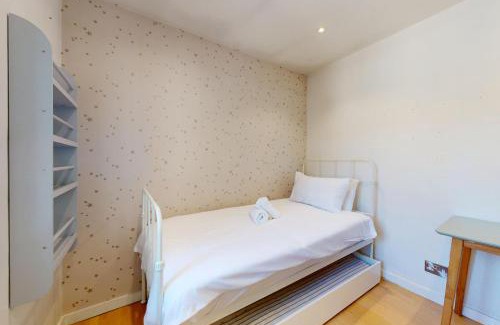 West Hill House | Lovely 3 Bed With Patio 5 Min Walk to Bus Stops