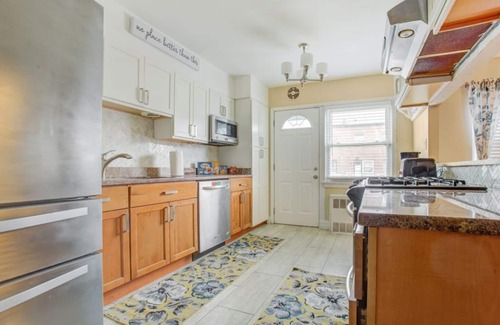 Canarsie Apartment | Lovely 3 bedroom Apartment with full kitchen, DR/4 beds/1.5Bathroom