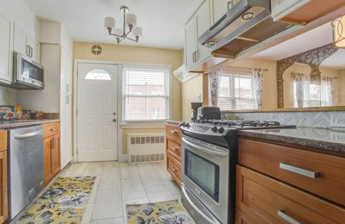 Canarsie Apartment | Lovely 3 bedroom Apartment with full kitchen, DR/4 beds/1.5Bathroom