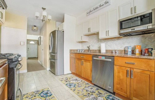 Canarsie Apartment | Lovely 3 bedroom Apartment with full kitchen, DR/4 beds/1.5Bathroom