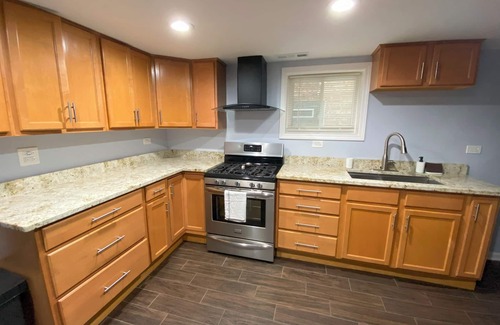 West Lawn Apartment | Lovely 3-bedroom apartment, safe and clean, close to Midway Airport