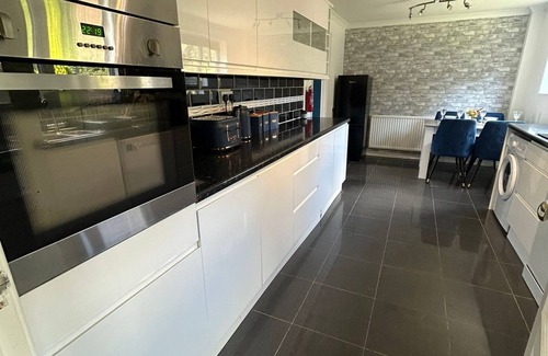 Stevenage House | Lovely 3 Bedroom Contractor House Stevenage l Sleeps 6 l Free Parking & Wifi