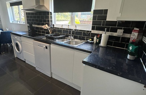 Stevenage House | Lovely 3 Bedroom Contractor House Stevenage l Sleeps 6 l Free Parking & Wifi