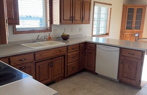 De Pere Condo | Lovely 3-bedroom condo with AC in De Pere, WI. 10 min drive from Lambeau field