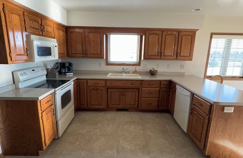 De Pere Condo | Lovely 3-bedroom condo with AC in De Pere, WI. 10 min drive from Lambeau field